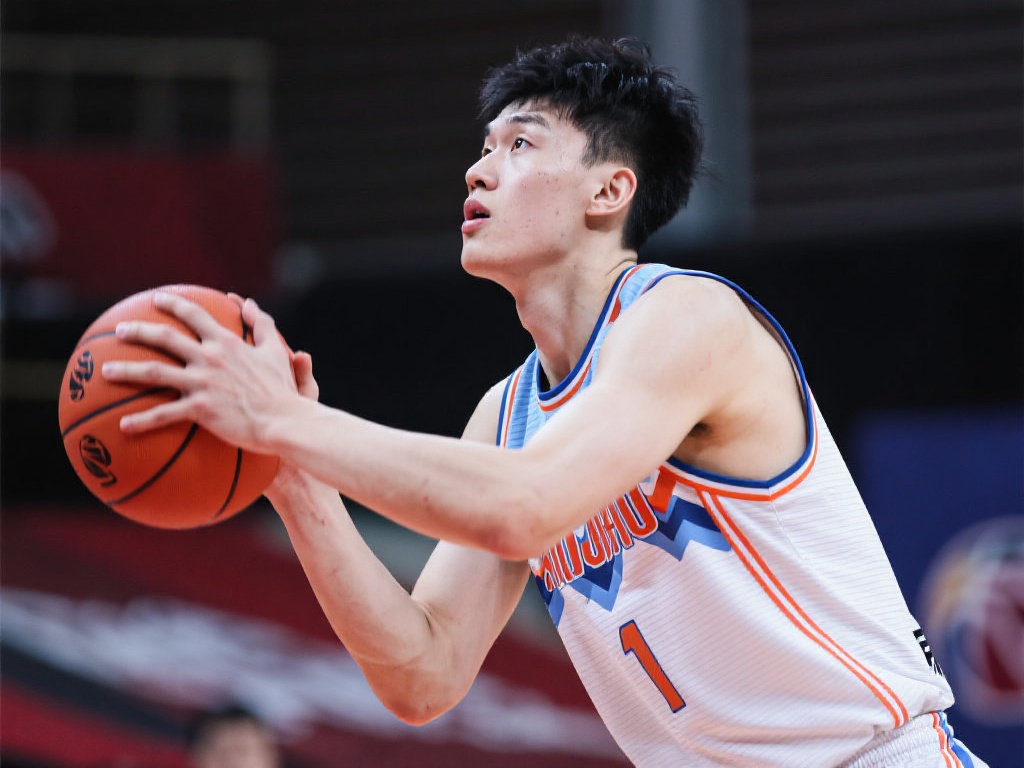 德约科维奇盛装出席戴维斯杯颁奖仪式现场