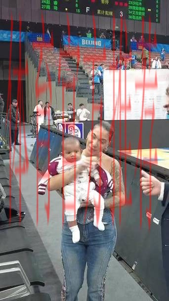 许利民赛后逗起杰曼小宝宝，同时与马帝昂家人进行互动